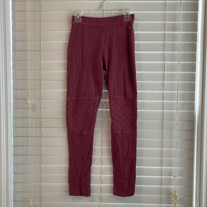 The brand is Matilda Jane. It’s a size 12. Purple pants.